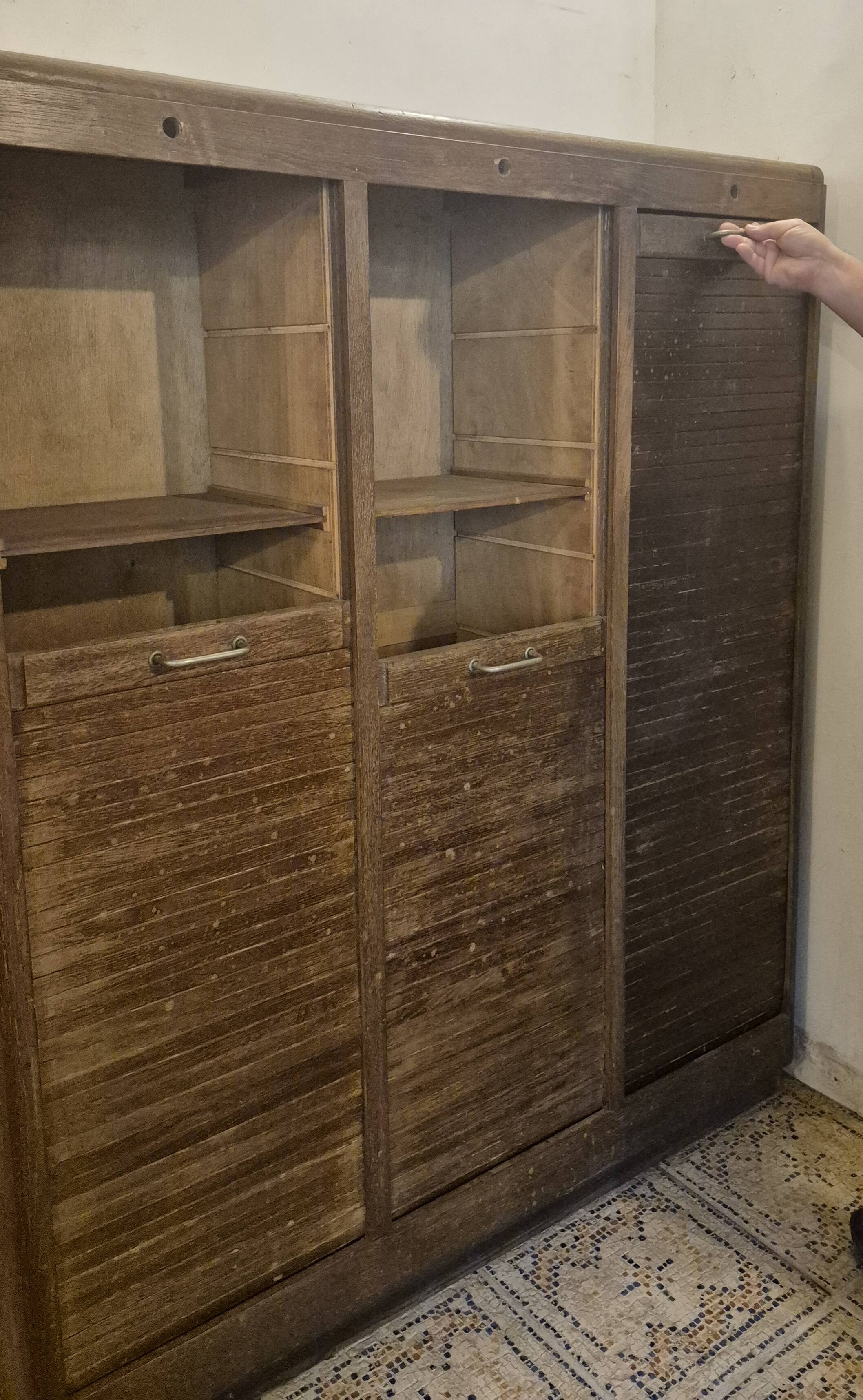 Beau meuble classeur ancien en bois, composé de 3 compartiments avec