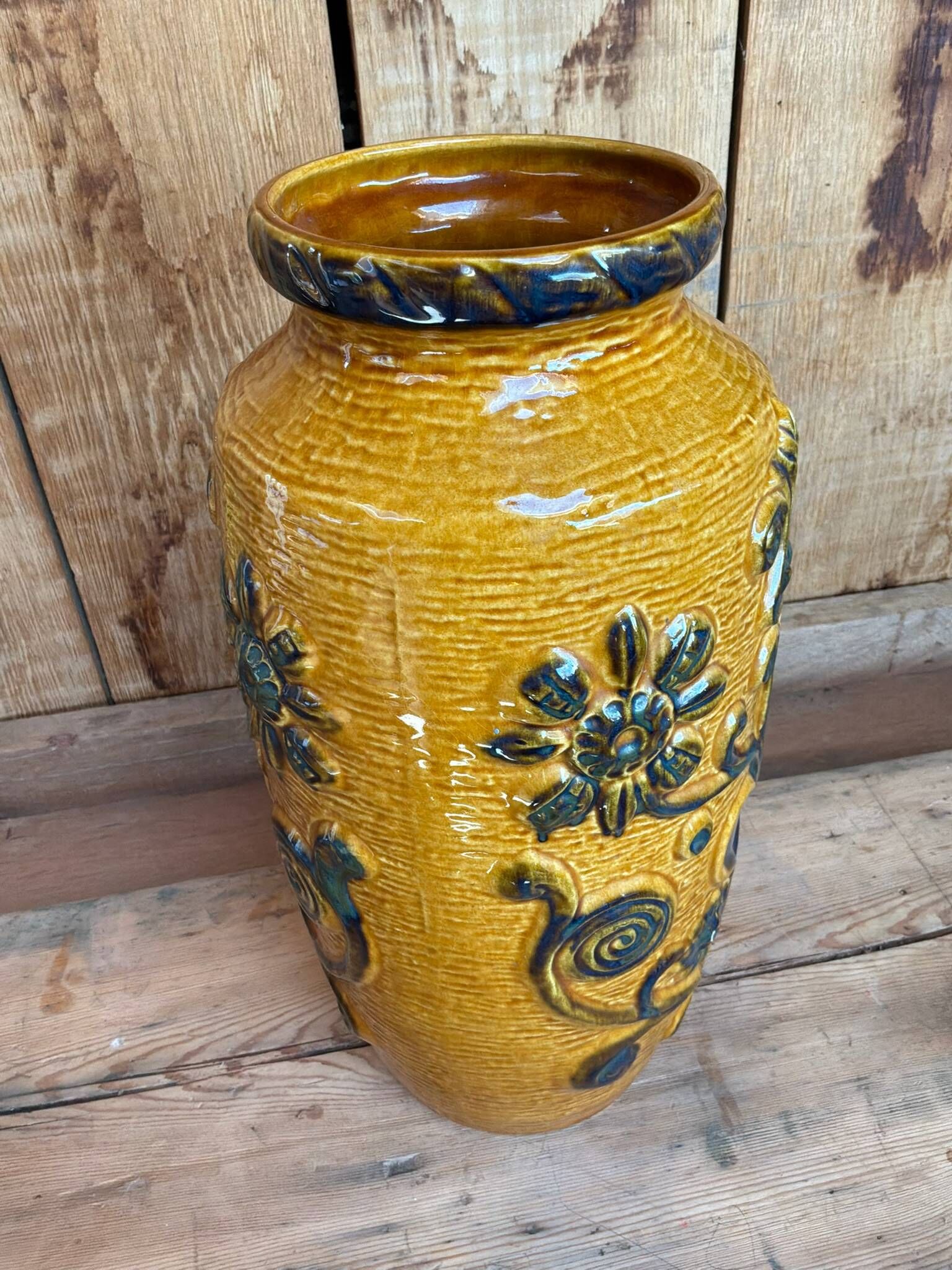 Vase West Germany en céramique - décor floral en relief