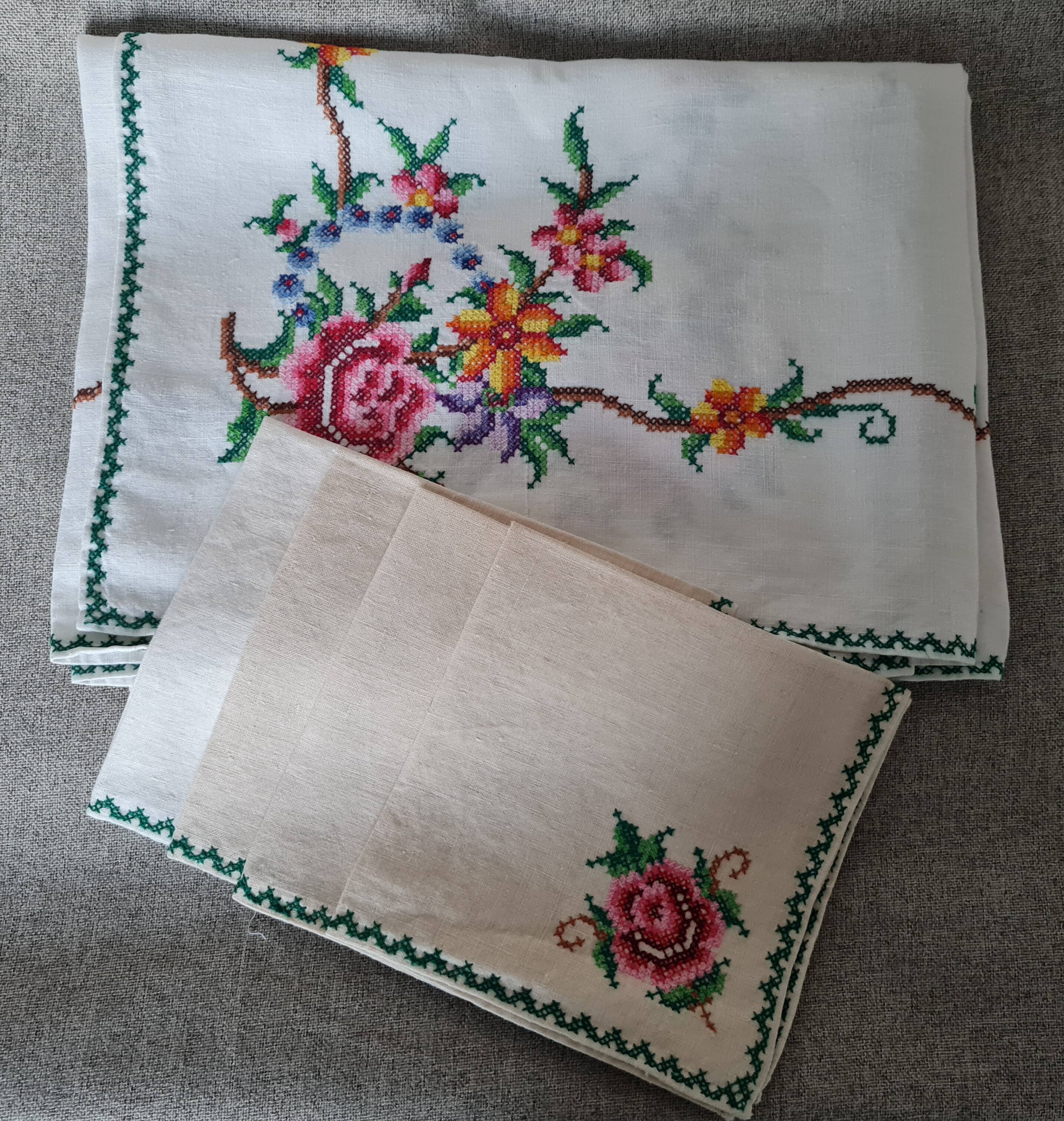 Tea tablecloth with cross stitch embroidery and 4 matching napkins