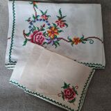 Tea tablecloth with cross stitch embroidery and 4 matching napkins