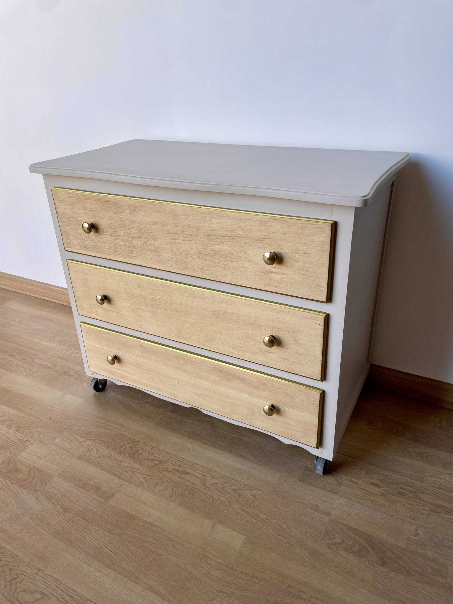 Vintage chest of drawers with 3 drawers
