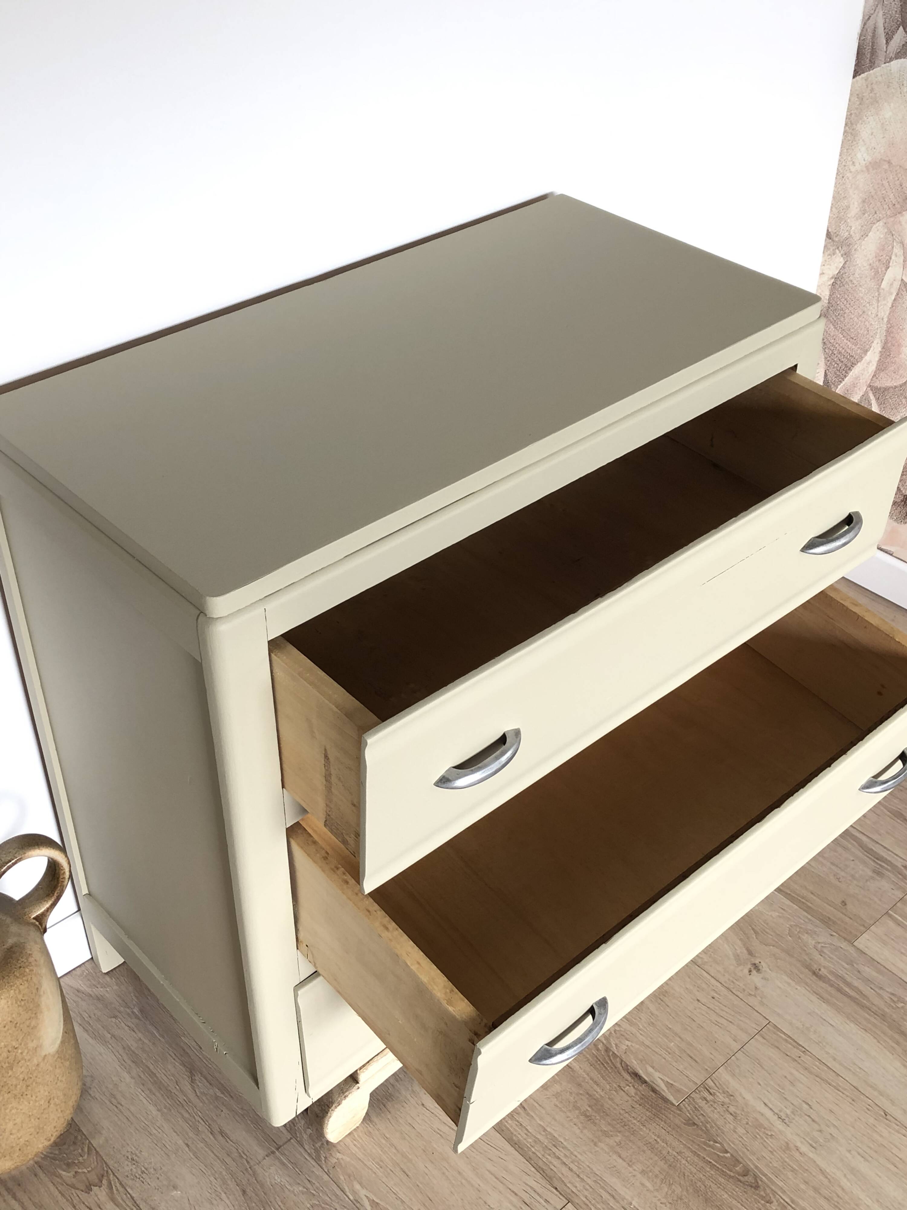 Commode vintage couleur crème d'artichaud