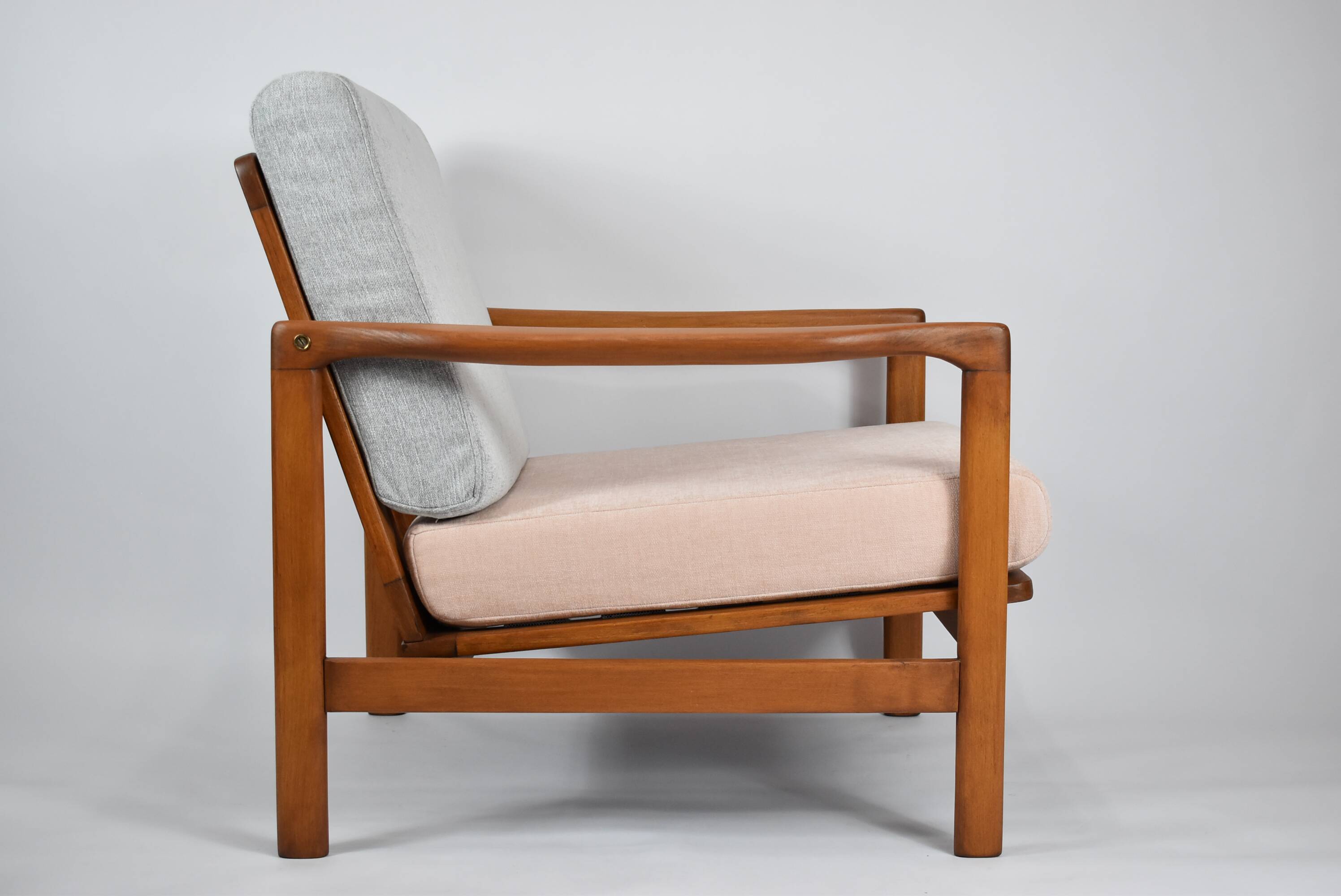 Fauteuil original restauré des années 60, modèle Baczyk, rose poudré et gris, teck