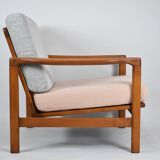Fauteuil original restauré des années 60, modèle Baczyk, rose poudré et gris, teck