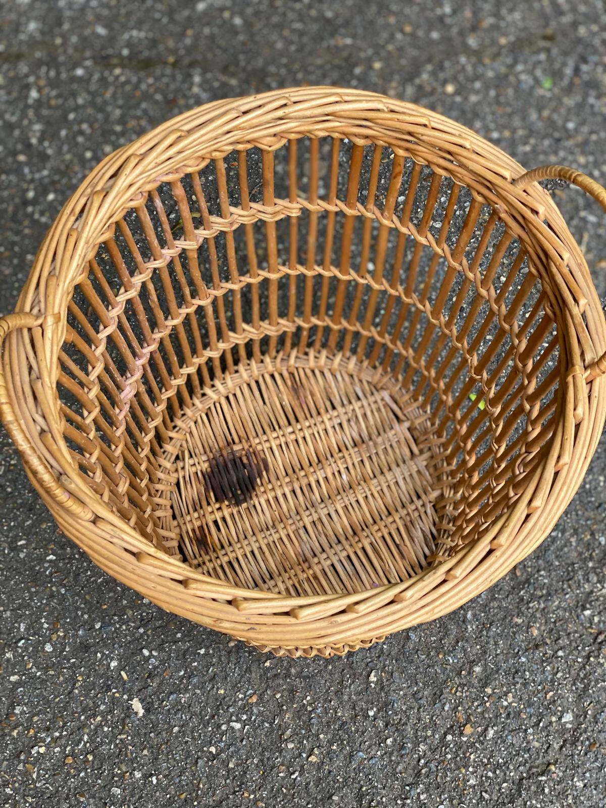 Round wicker and rattan basket with handle
