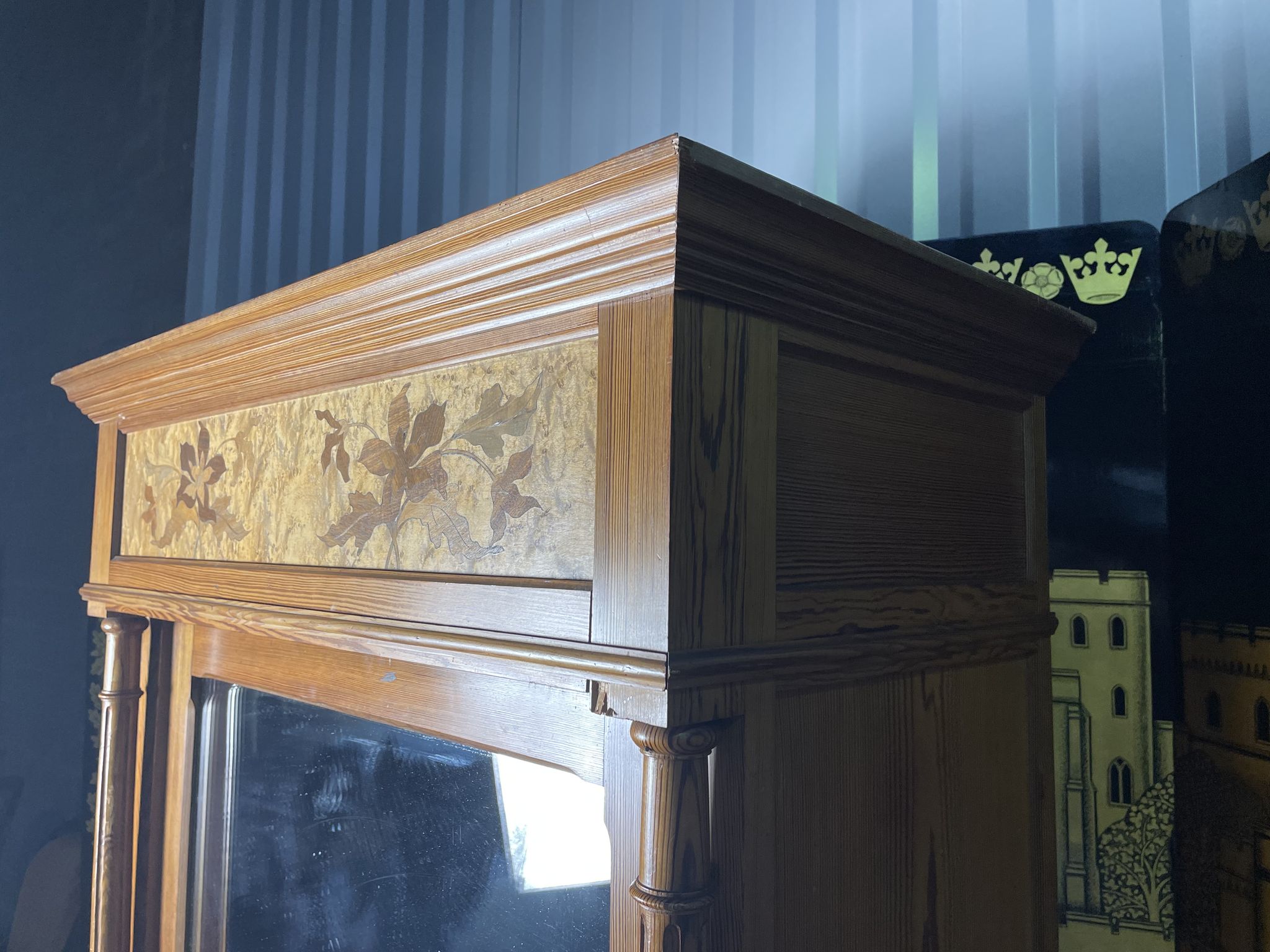 Armoire à glace en pitchpin et marqueterie