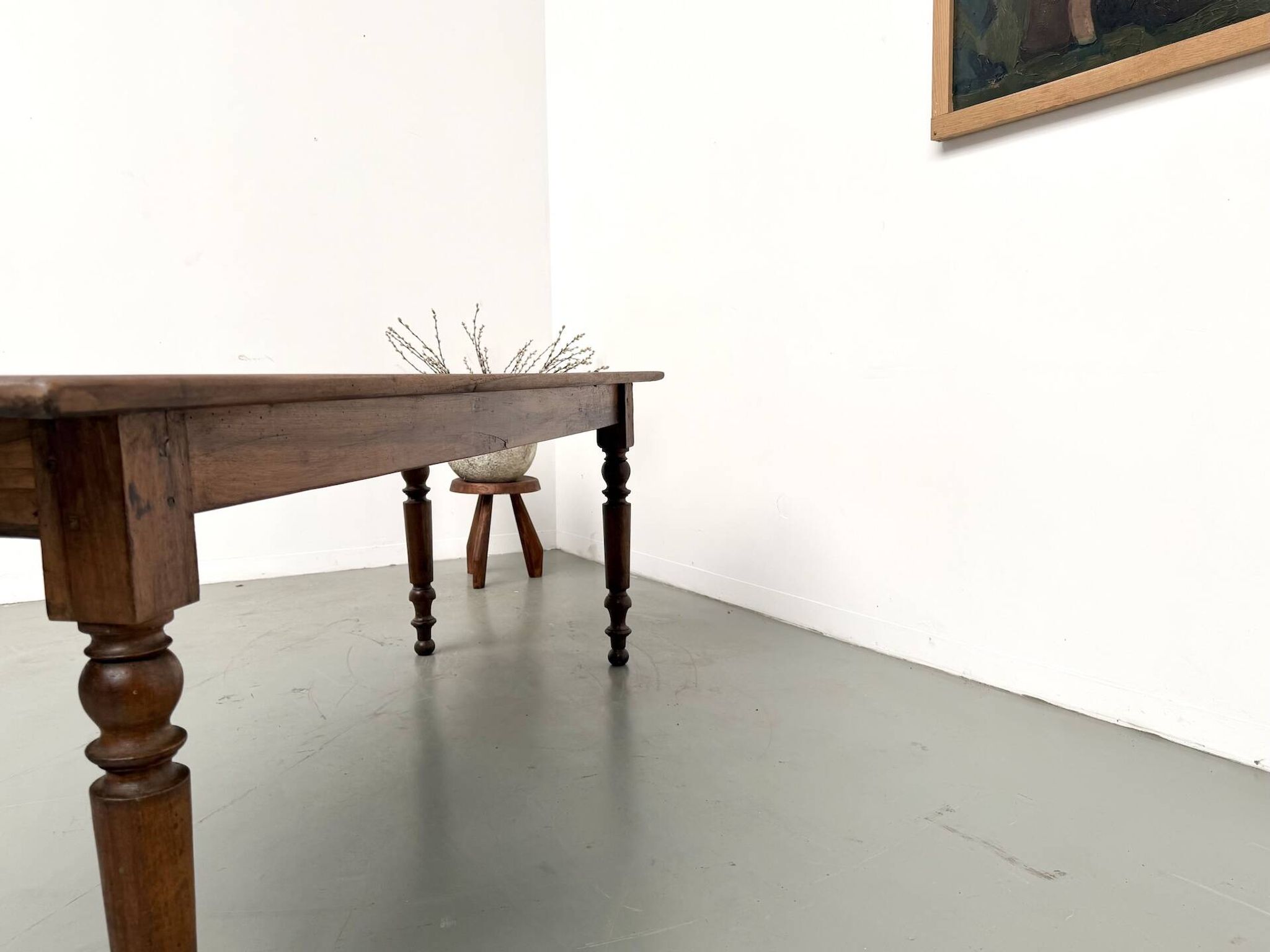 Table de ferme en noyer massif, pieds tournés, 1920