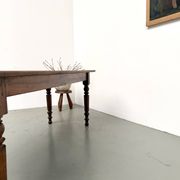 Table de ferme en noyer massif, pieds tournés, 1920