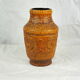 Vase à reliefs ronds et frises texturées, vibe seventies ocre moucheté - Bay Keramik 60/70