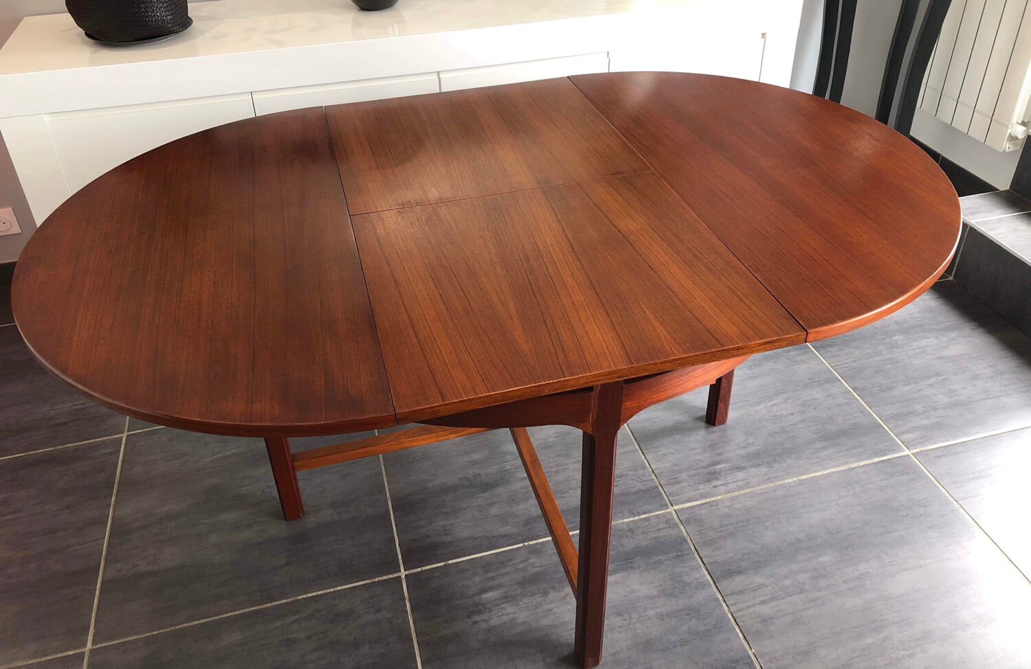 Scandinavian extendable round table 1970s