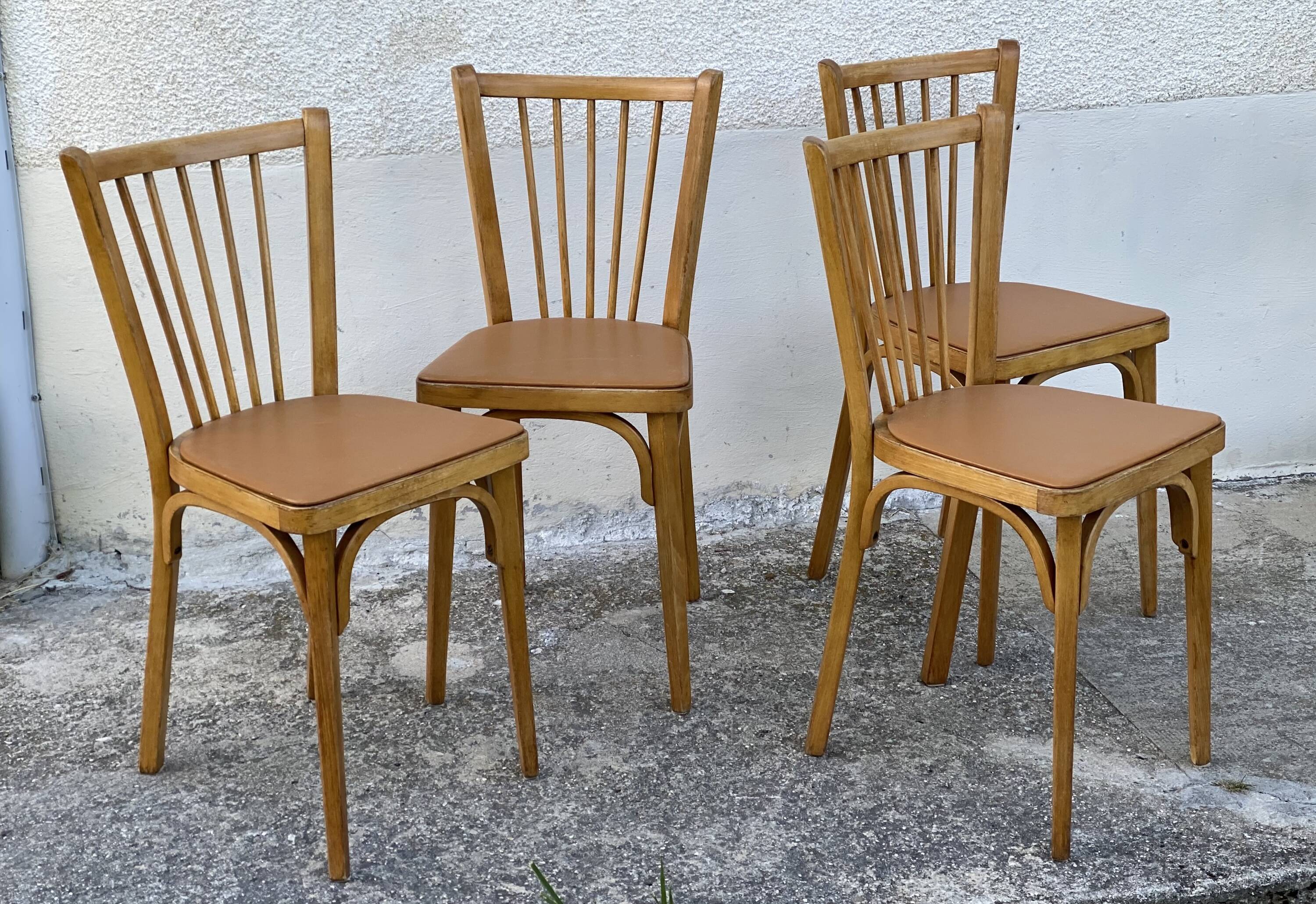 Série de 4 chaises bistros vintage 1950-60 assises Skaï