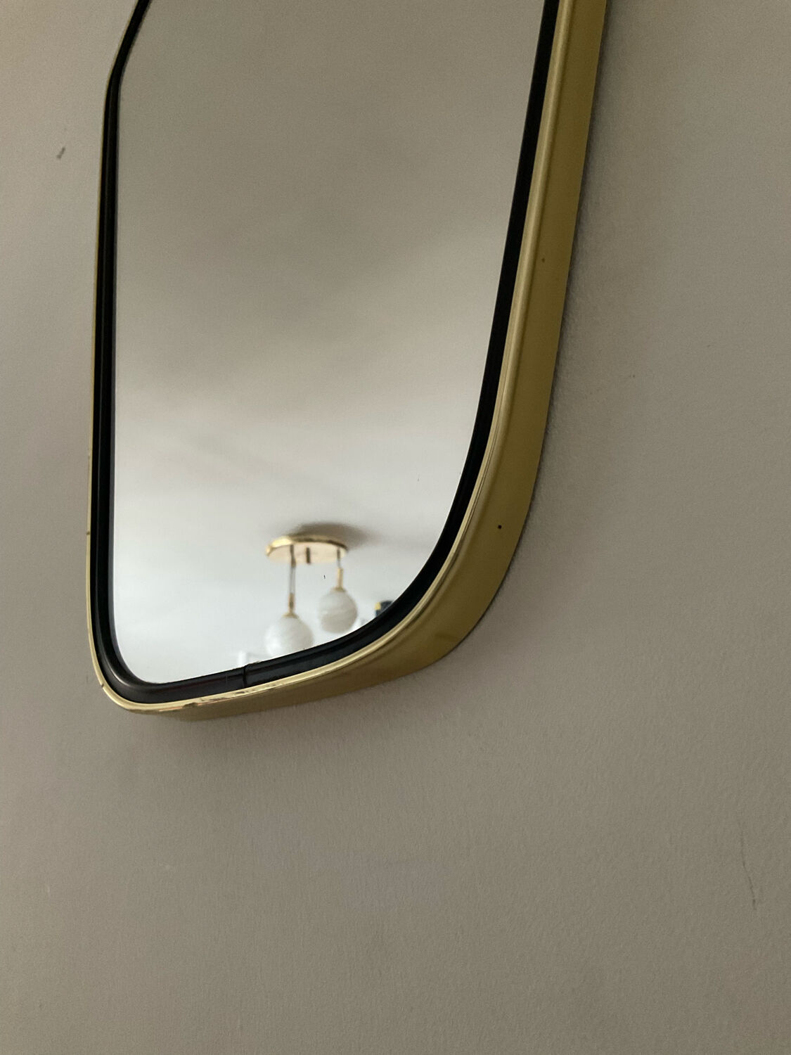 Asymmetrical free-form mirror from the 60s-70s