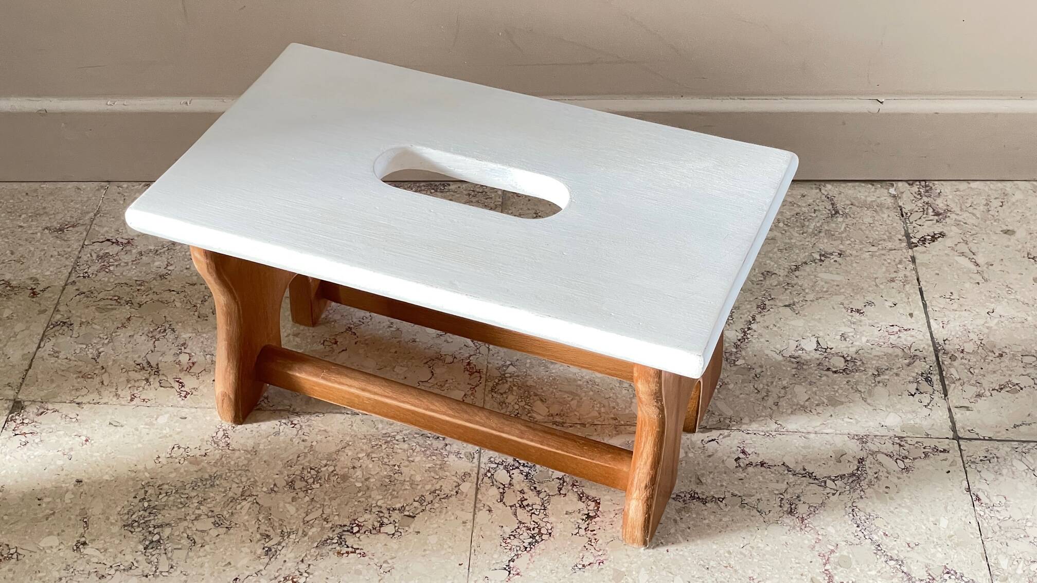 Tabouret vintage en hêtre et peint en blanc