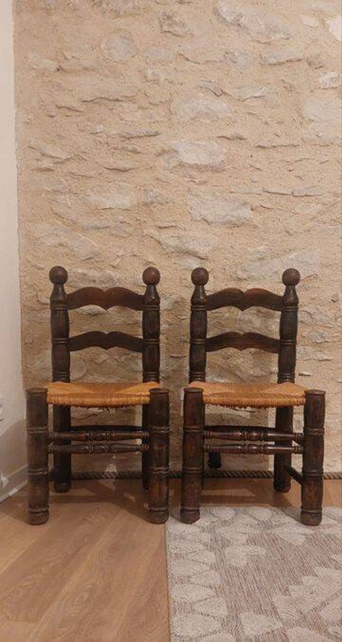 Paire de chaises brutalistes dans le goût de Dudouyt