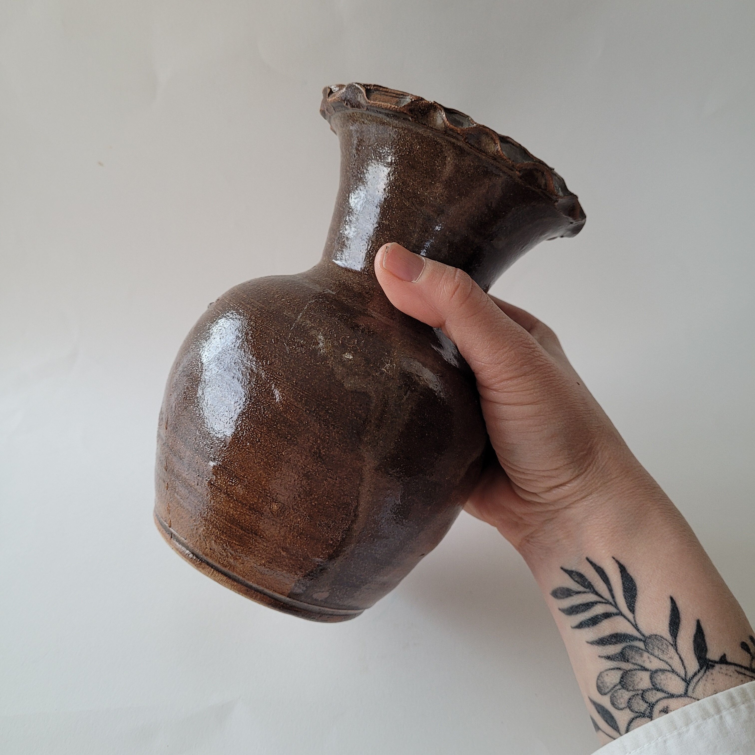 Vase enamelled serrated edge brown