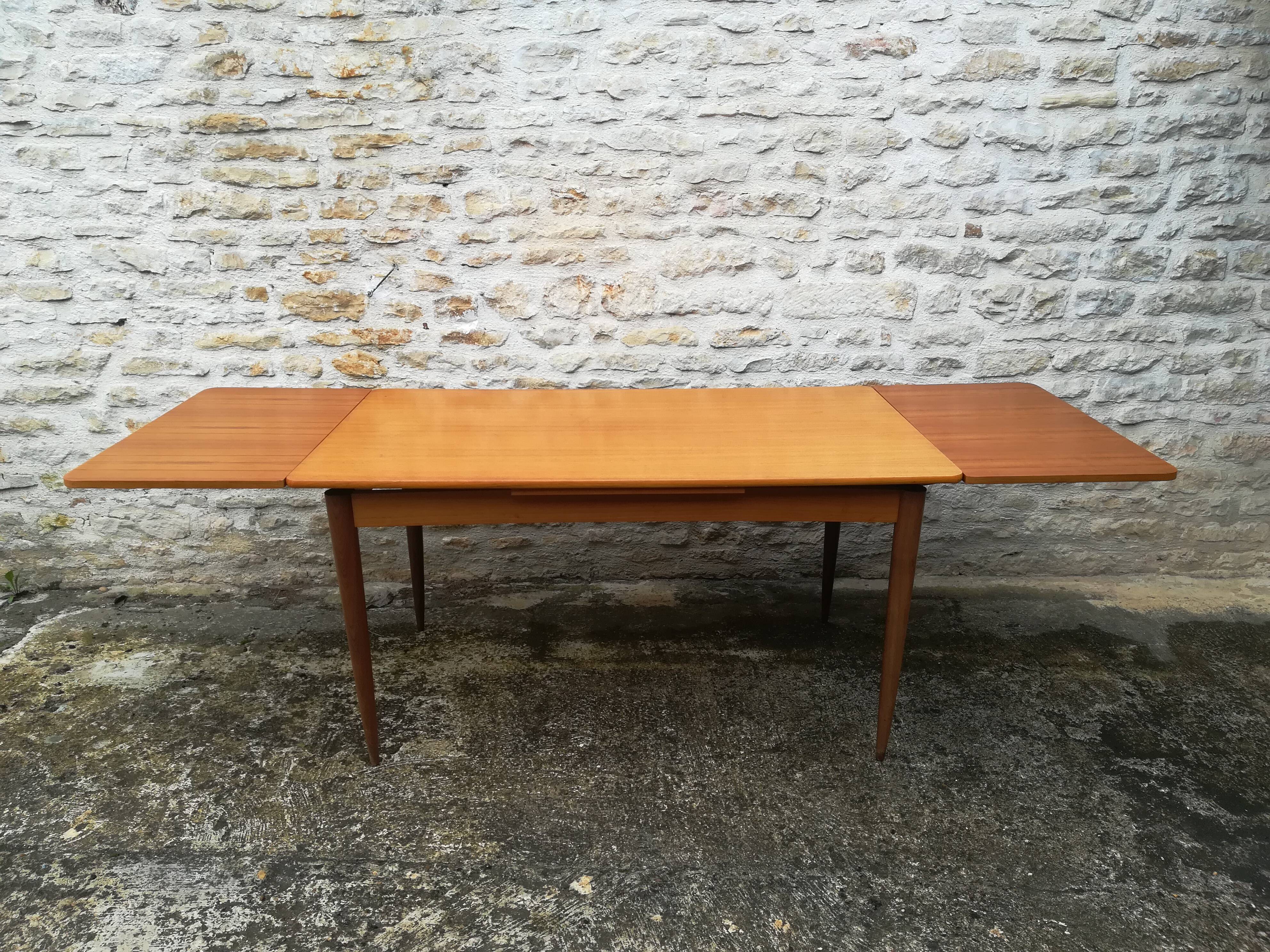 Scandinavian table with two extensions