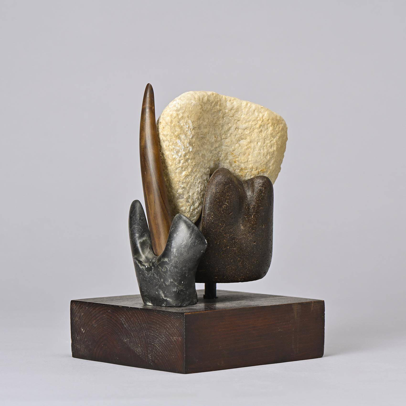 Sculpture en pierres libres sur piédestal bois, V. Bee, 1998