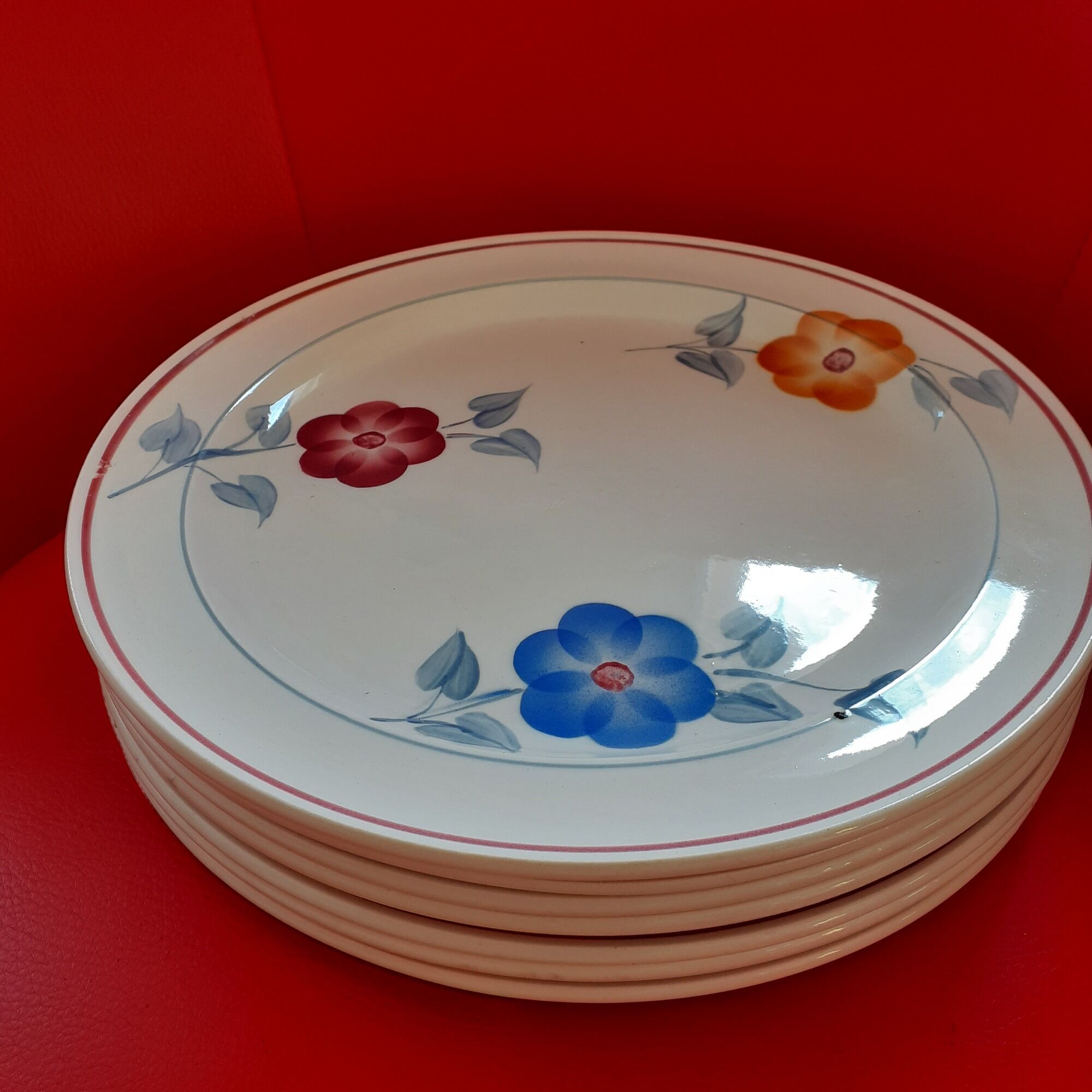 8 flat plates of the years 60 in faience Hammage. Moulins des Loups.
