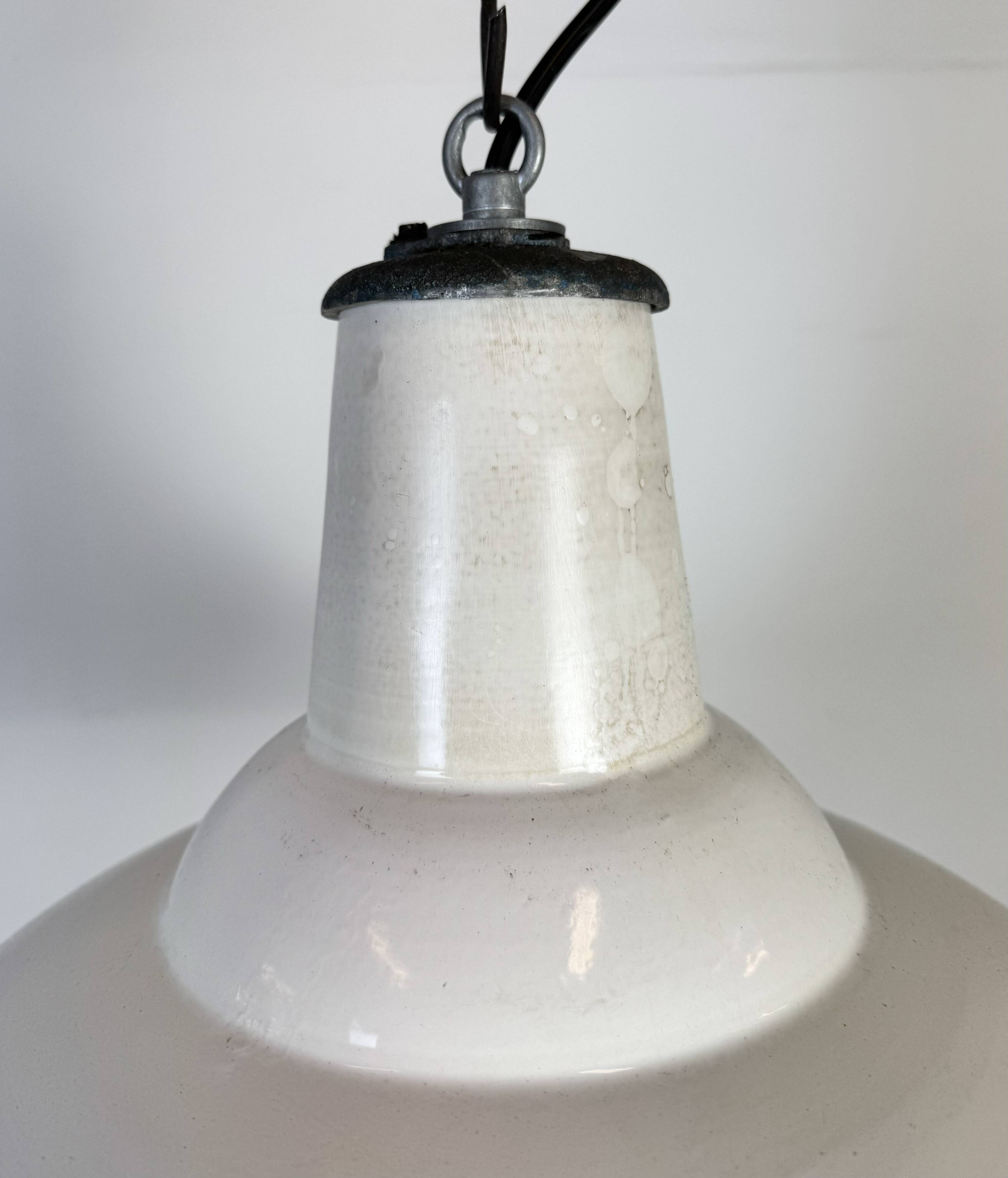 Lampe suspendue en émail blanc britannique industriel de Benjamin, années 1960.