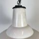 Lampe suspendue en émail blanc britannique industriel de Benjamin, années 1960.