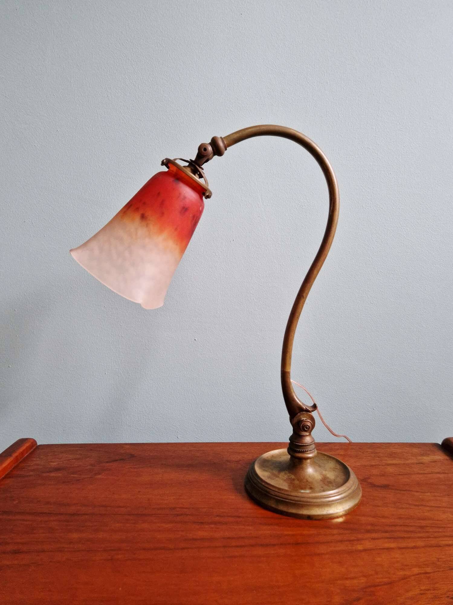 Lampe de bureau art déco en bronze et tulipe signée Schneider, années 1920