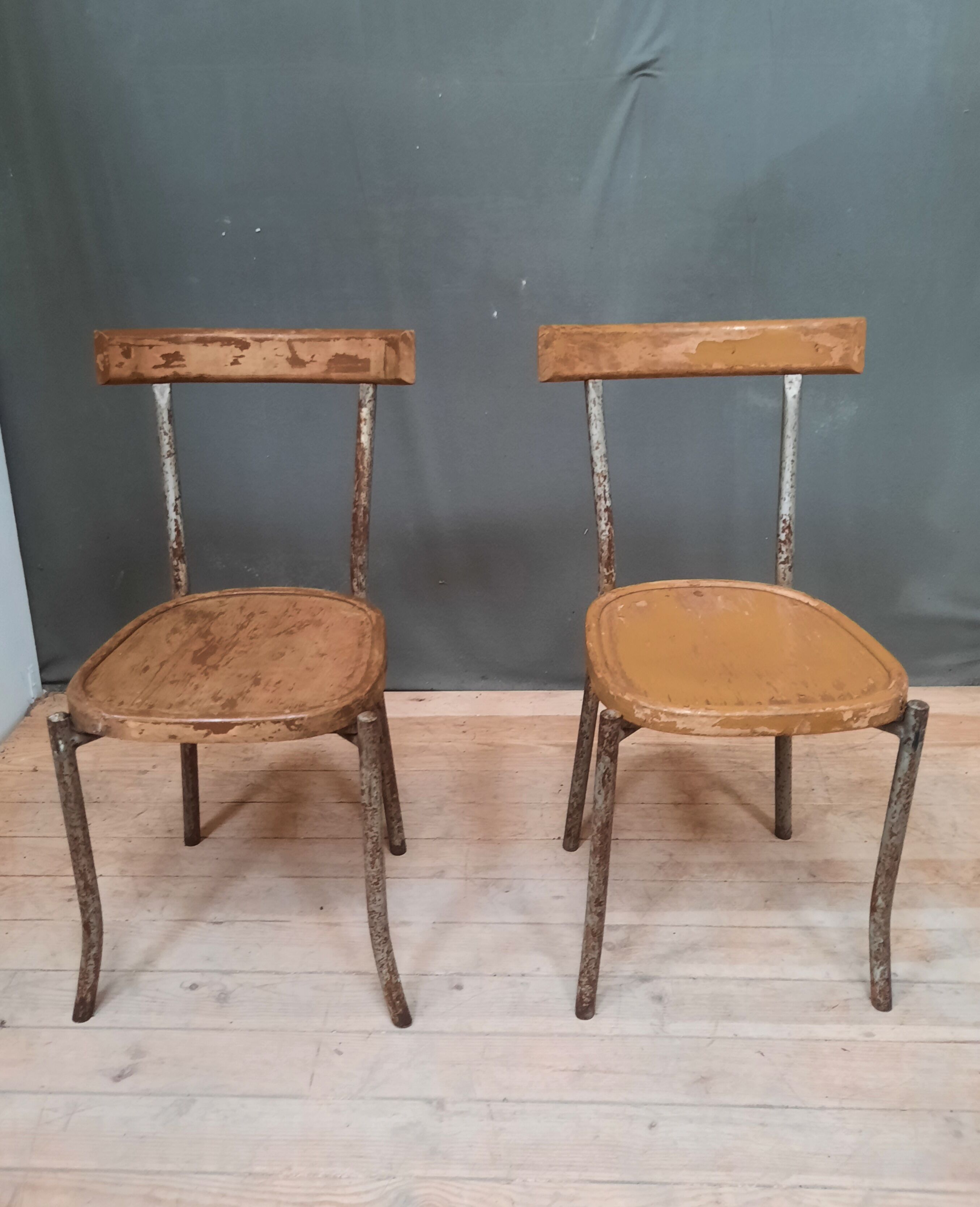 Paire de chaises industrielles