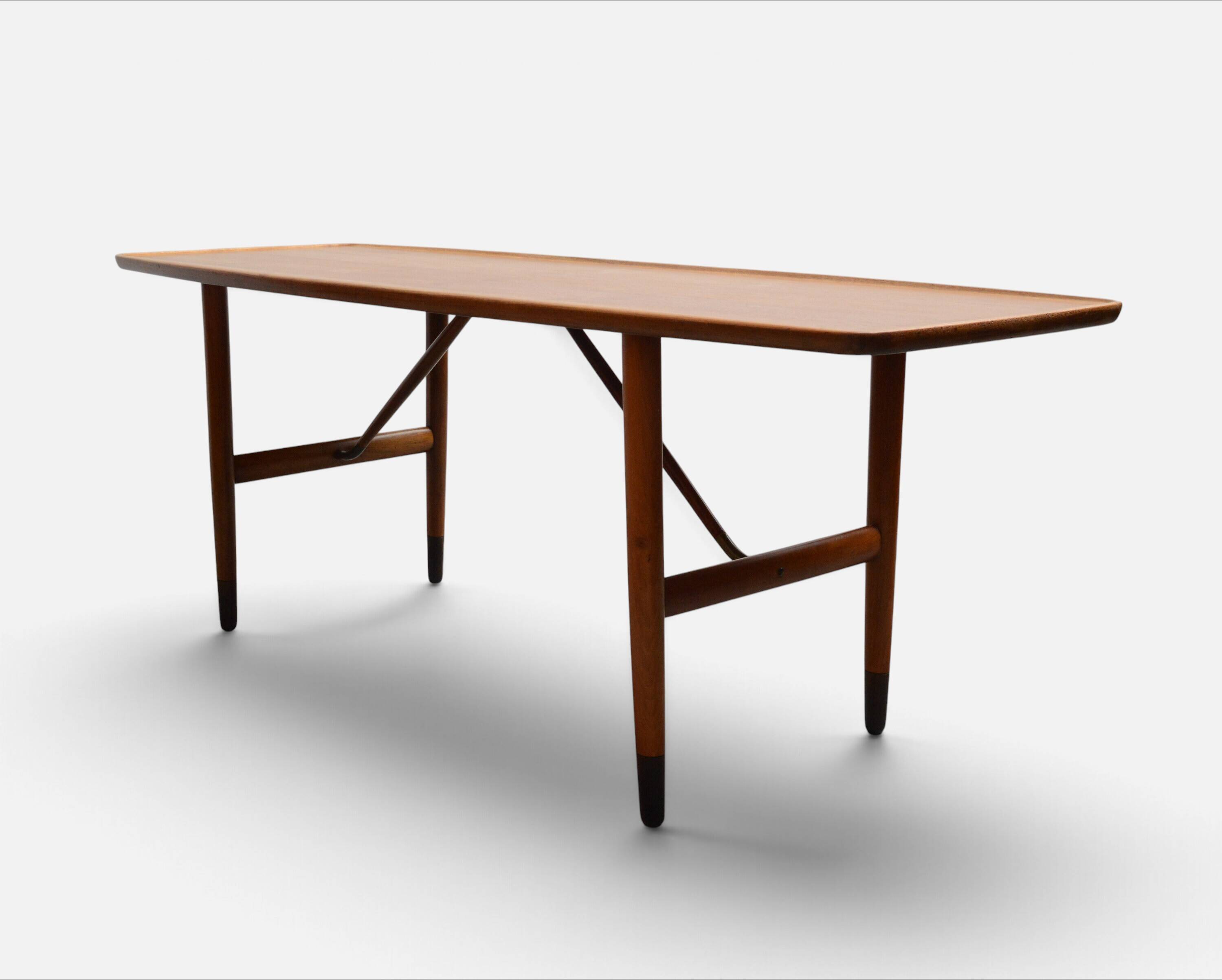 Table basse Anton Kildeberg (attribuée), noyer et laiton, Danemark années 1950-60.