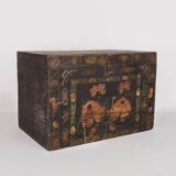 Coffre d’opéra ancien avec fleurs de lotus, Chine, vers 1900