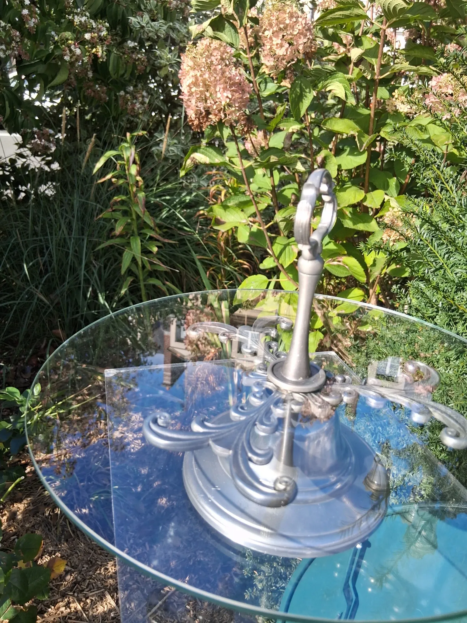 Very nice glass serving stand in very good condition.