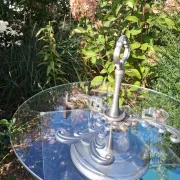 Very nice glass serving stand in very good condition.