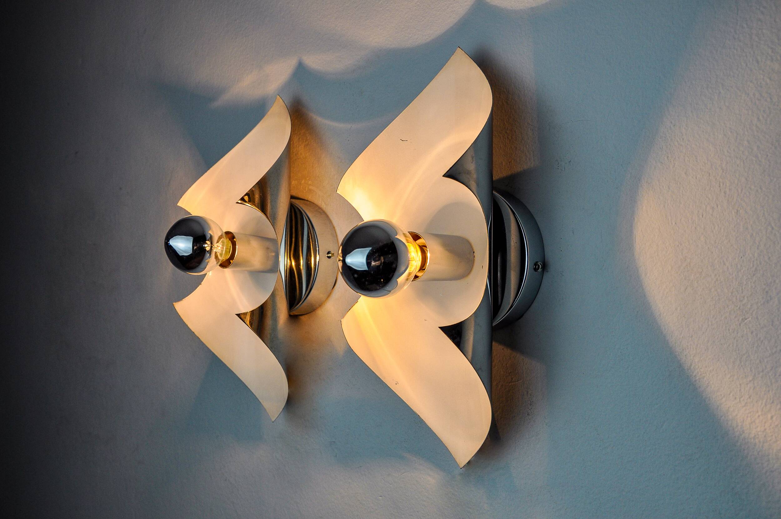 Pair of "folio" wall lights, space age, chromed metal, Italy, 1970