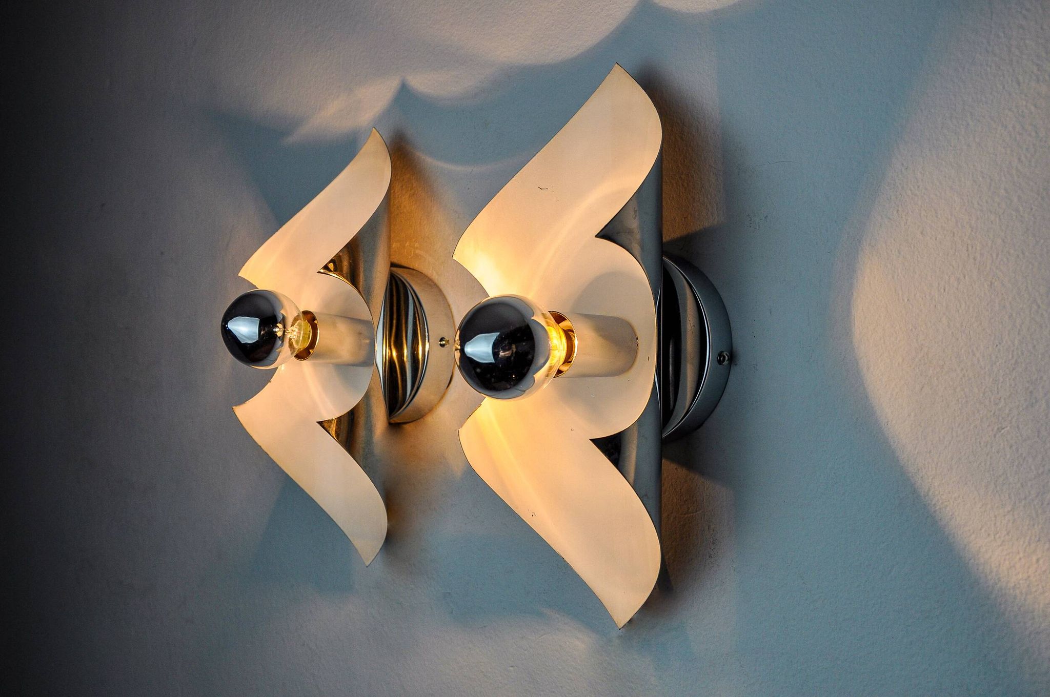 Pair of "folio" wall lights, space age, chromed metal, Italy, 1970