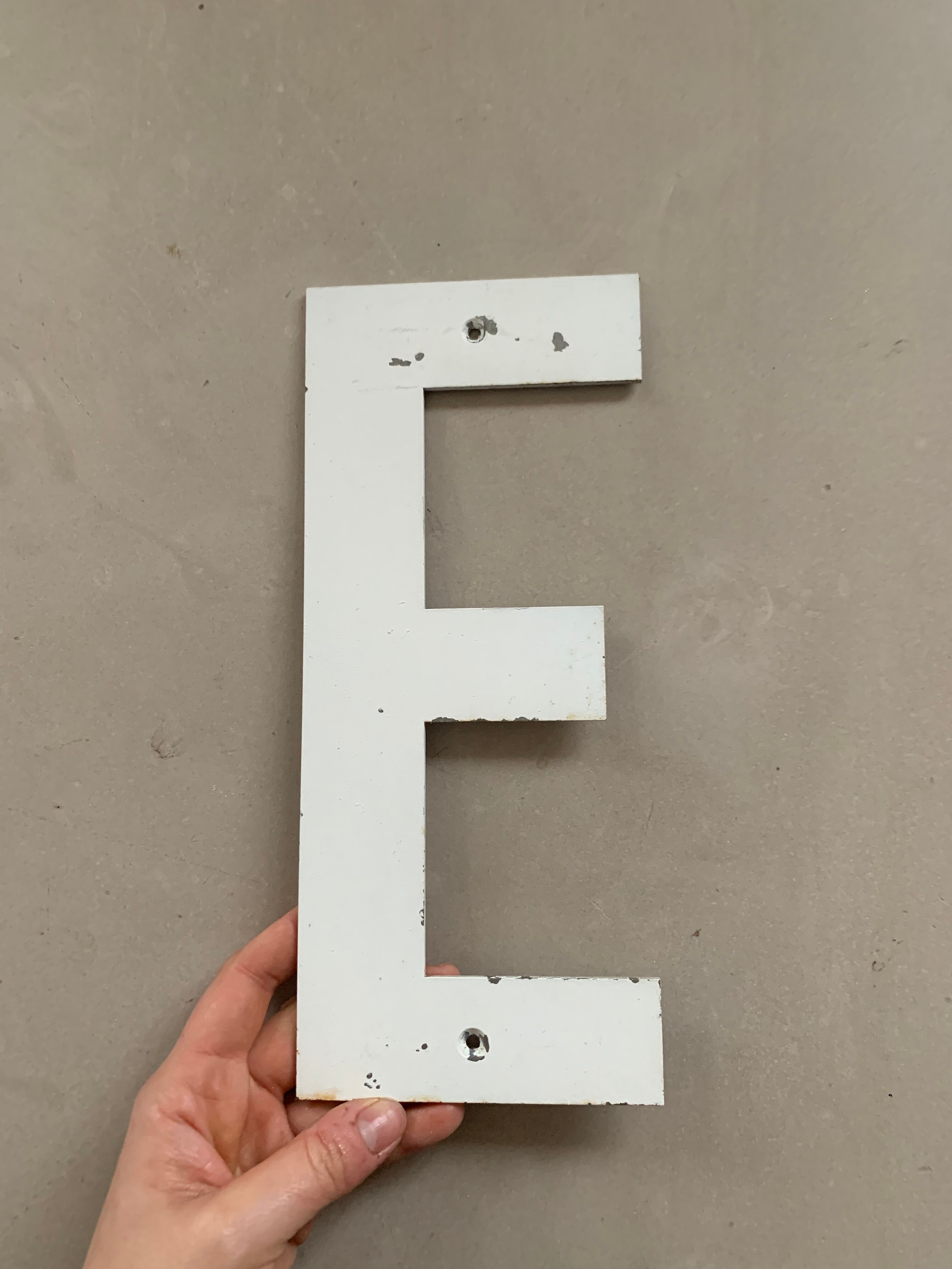 Lettre d’enseigne ancienne E, 27cm