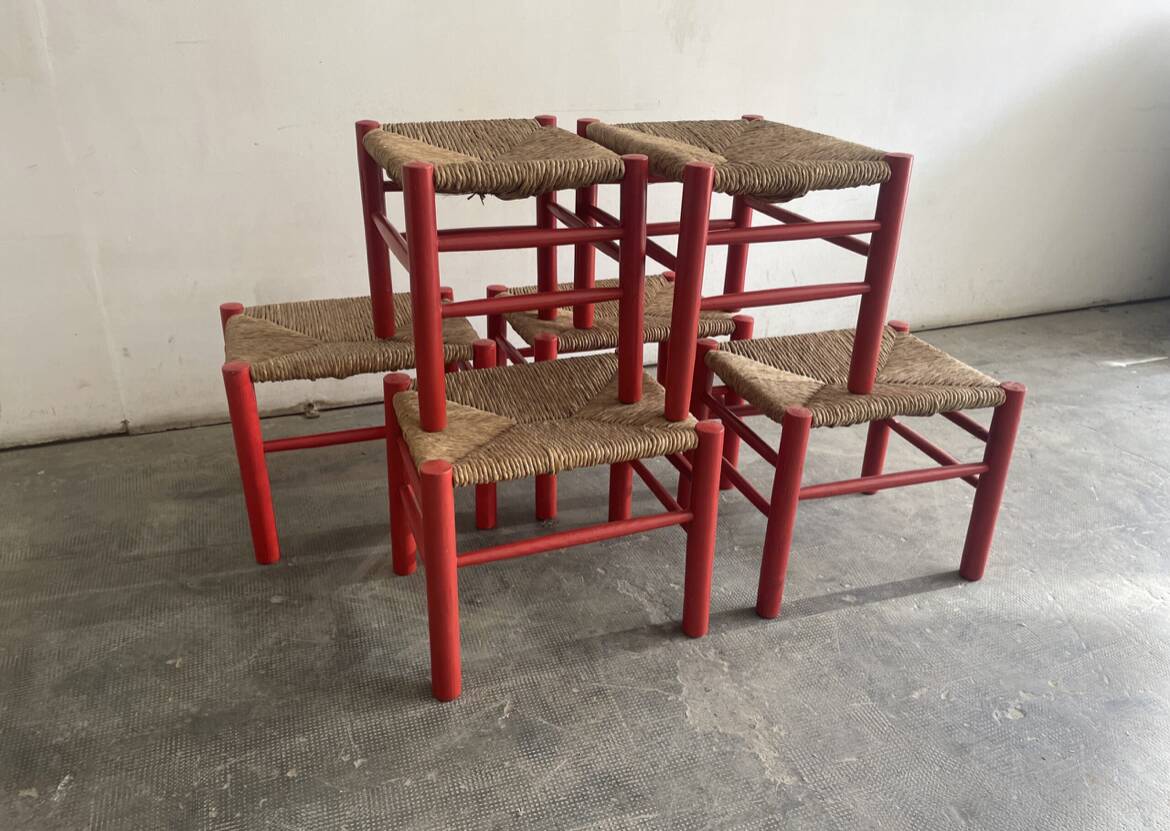 Set de 6 tabourets en pin massif et jonc. Espagne, années 1970.