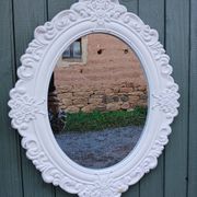 Miroir ovale avec cadre blanc 