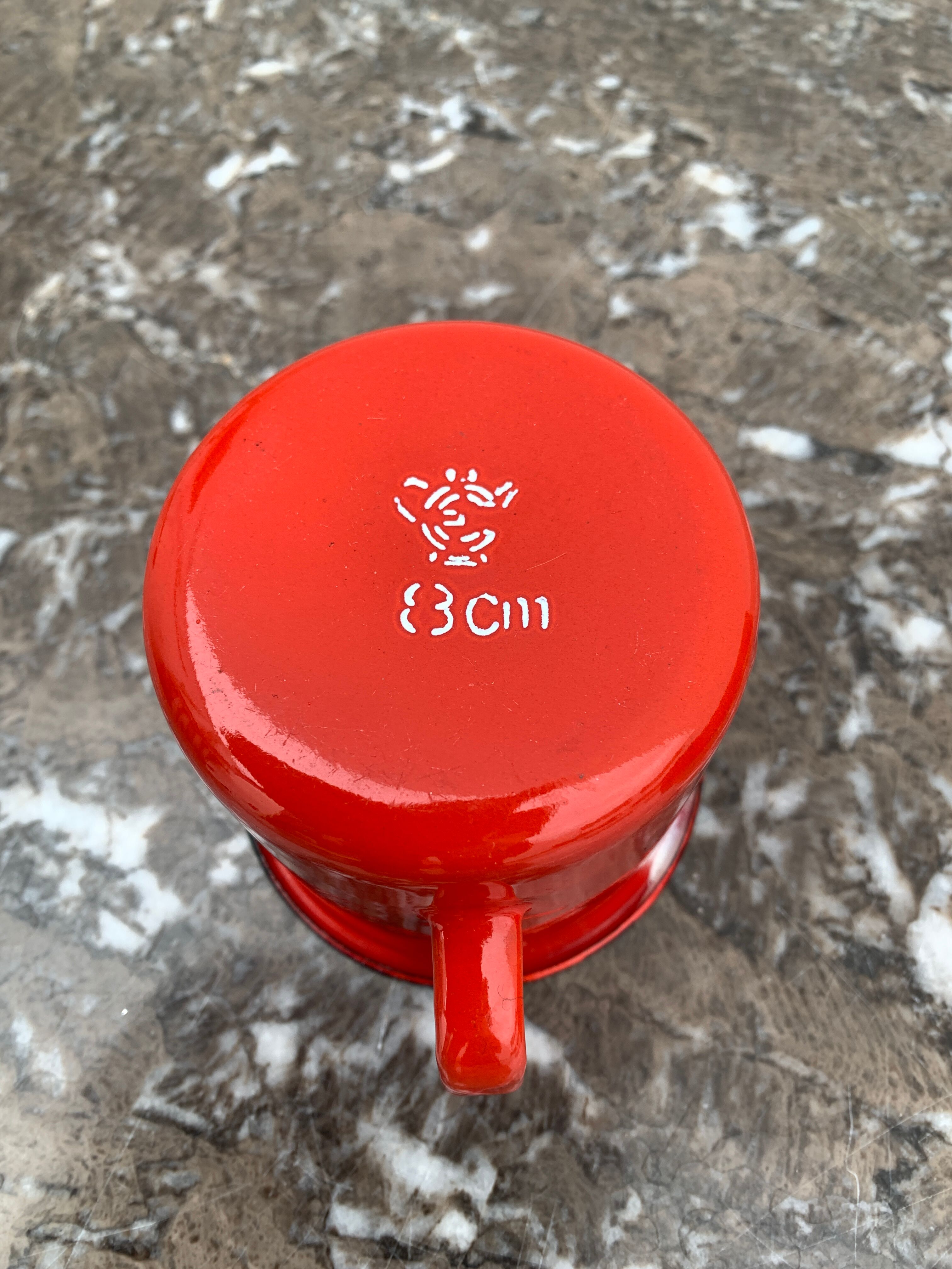 6 tasses en tôle émaillée