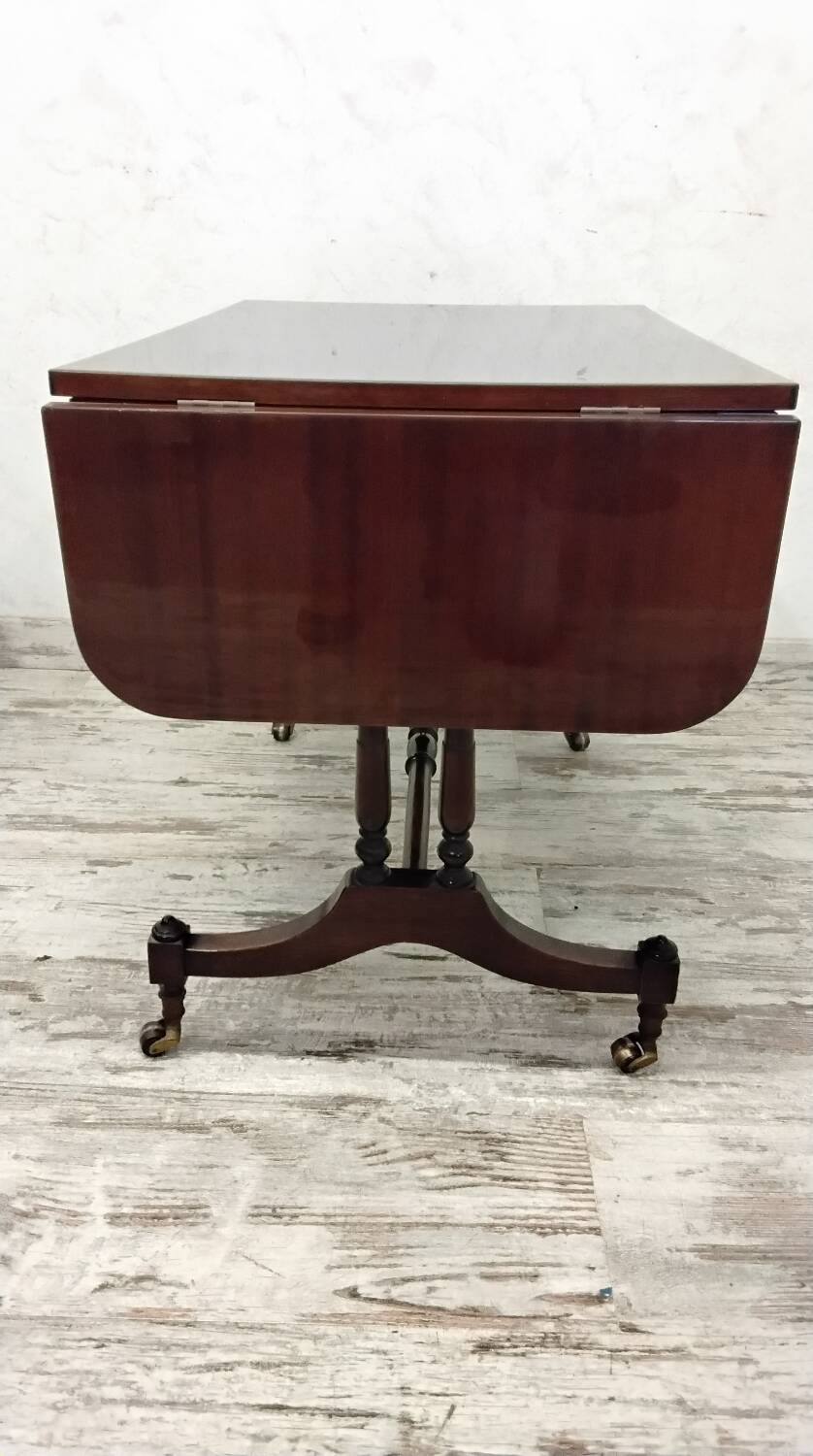 English-style coffee table with flaps