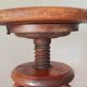 Tabouret tripode à vis