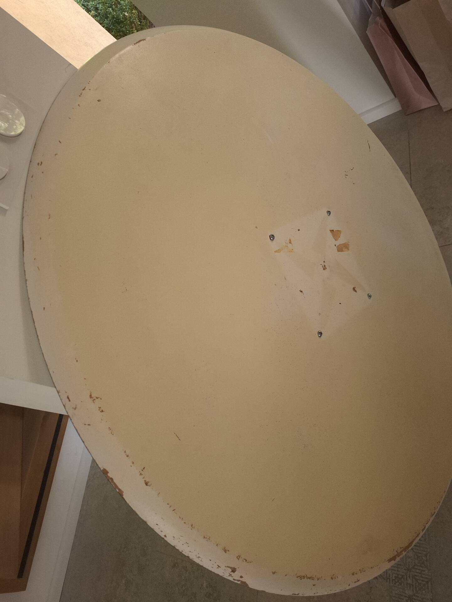 Tulip leg round table