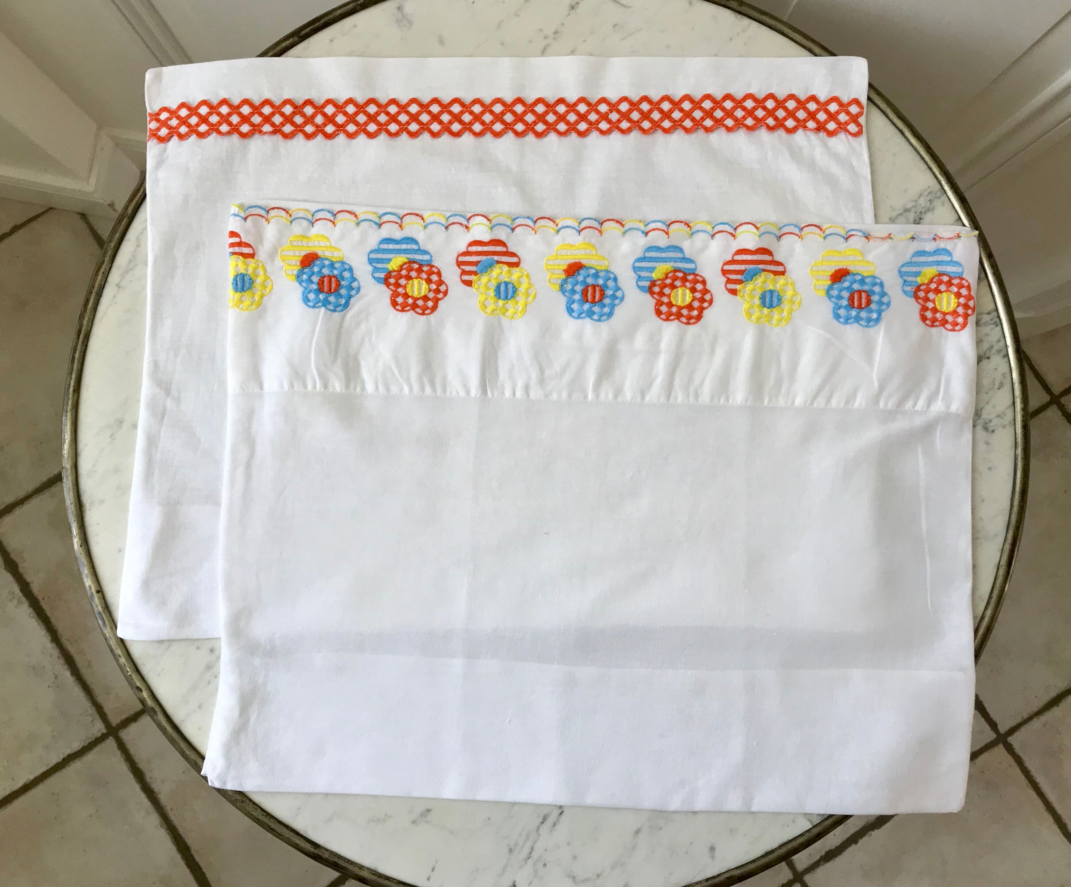 Duo of embroidered pillowcases baby / child vintage 70s