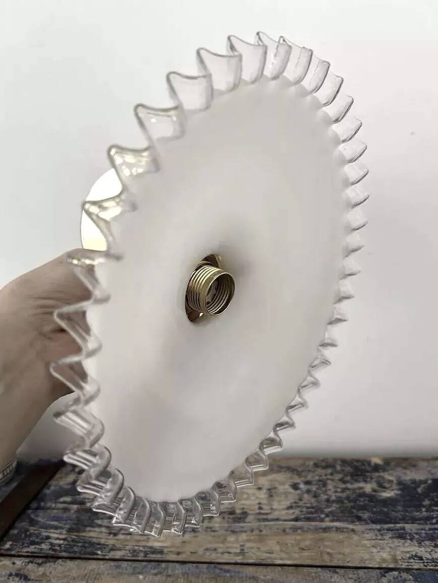 Applique murale en opaline blanche