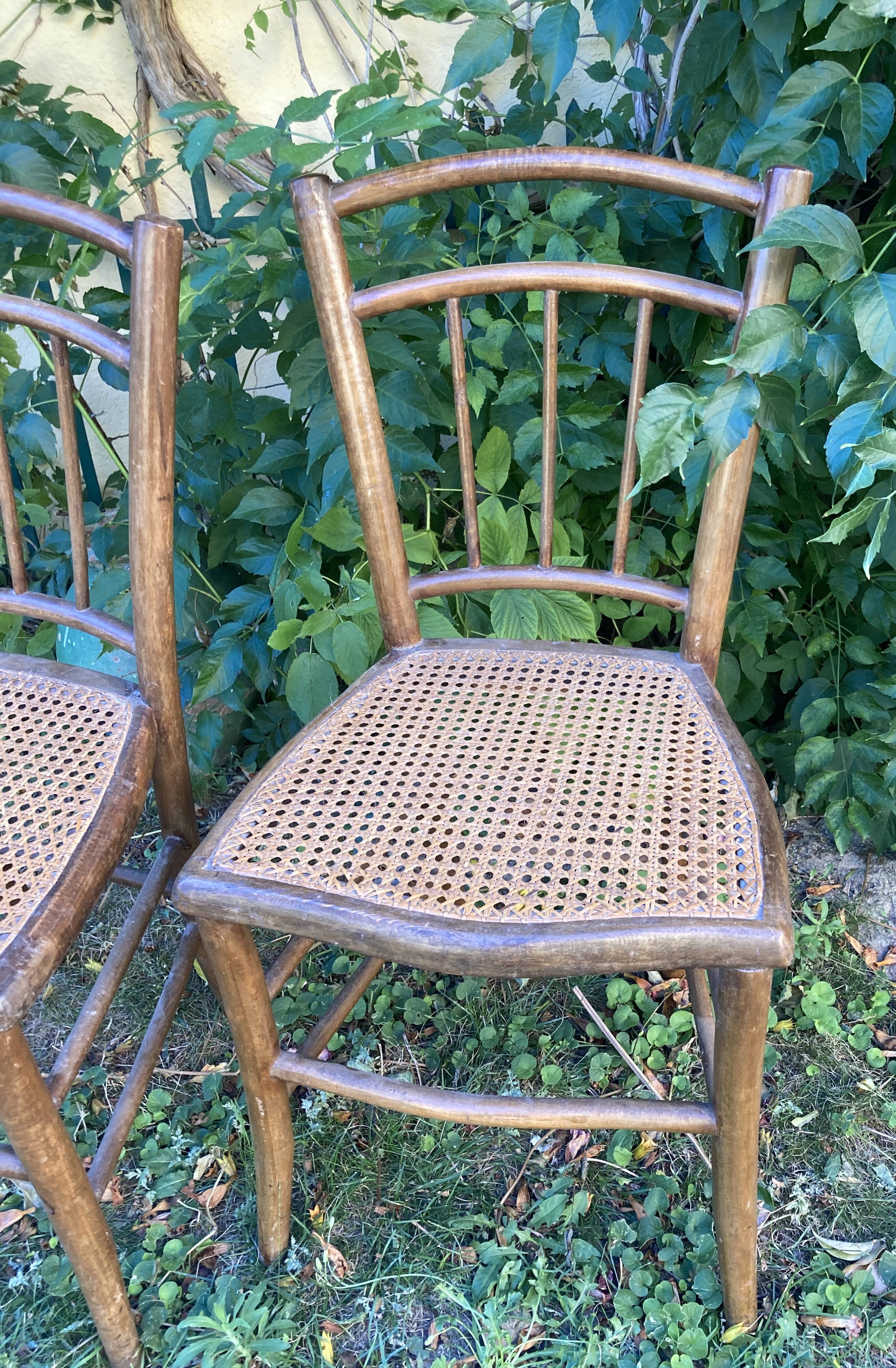Deux chaises bistrot cannées