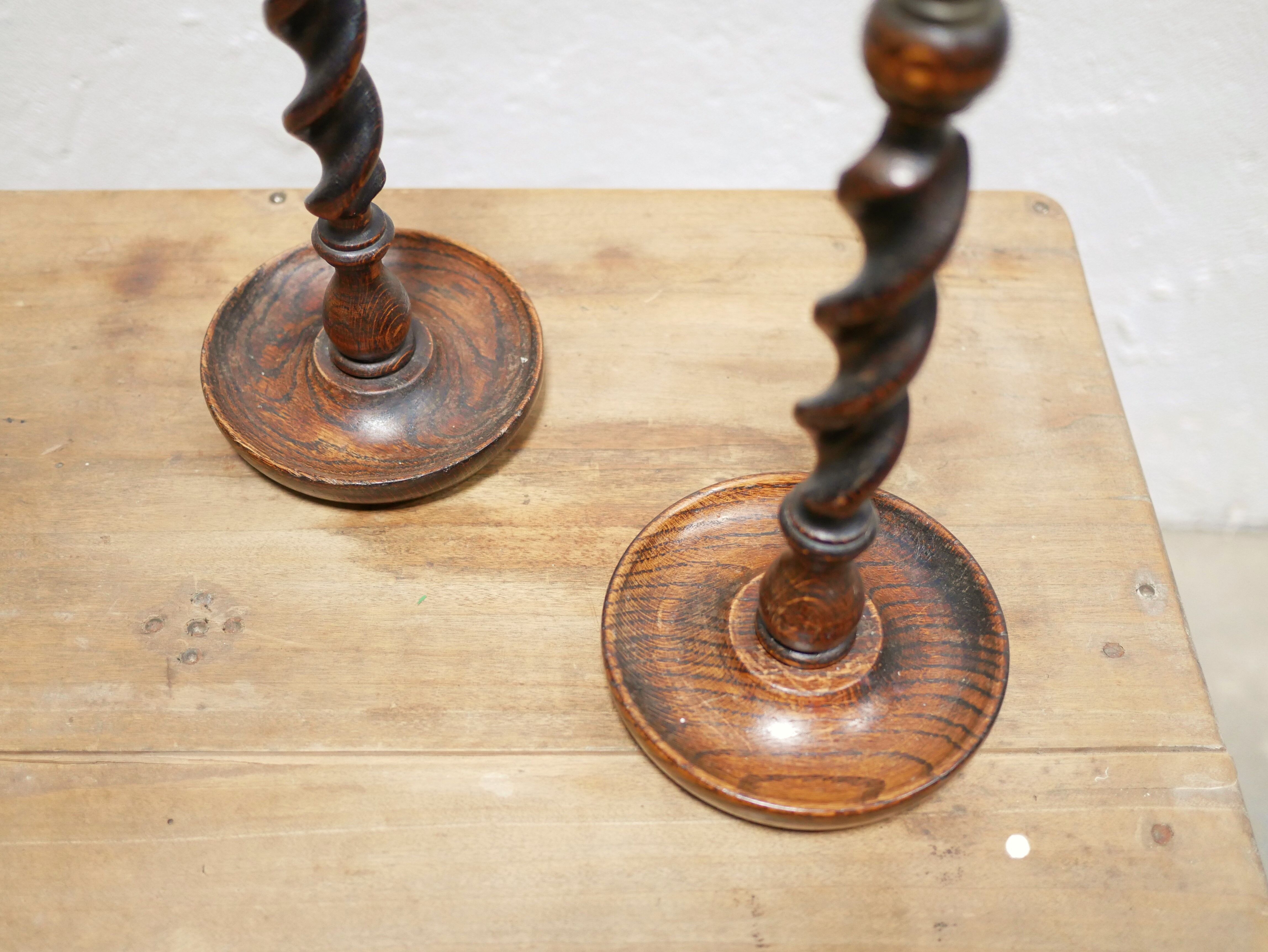 Paire de bougeoirs anciens en bois et bronze