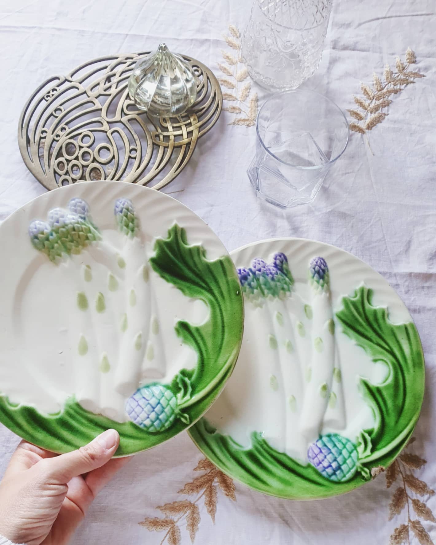 2 Assiettes en barbotine, asperges & artichaut