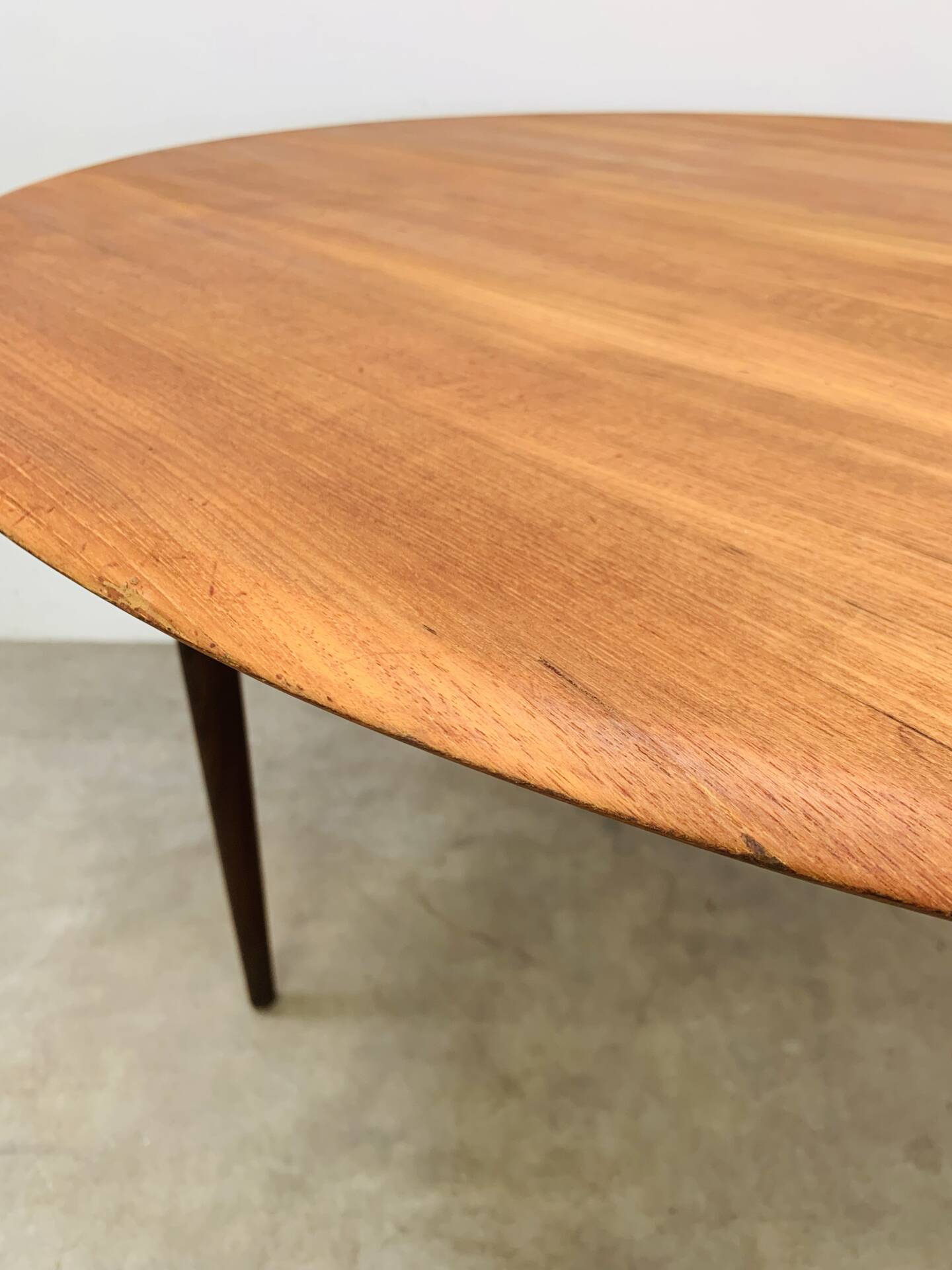 Table ronde scandinave en teck, 1960