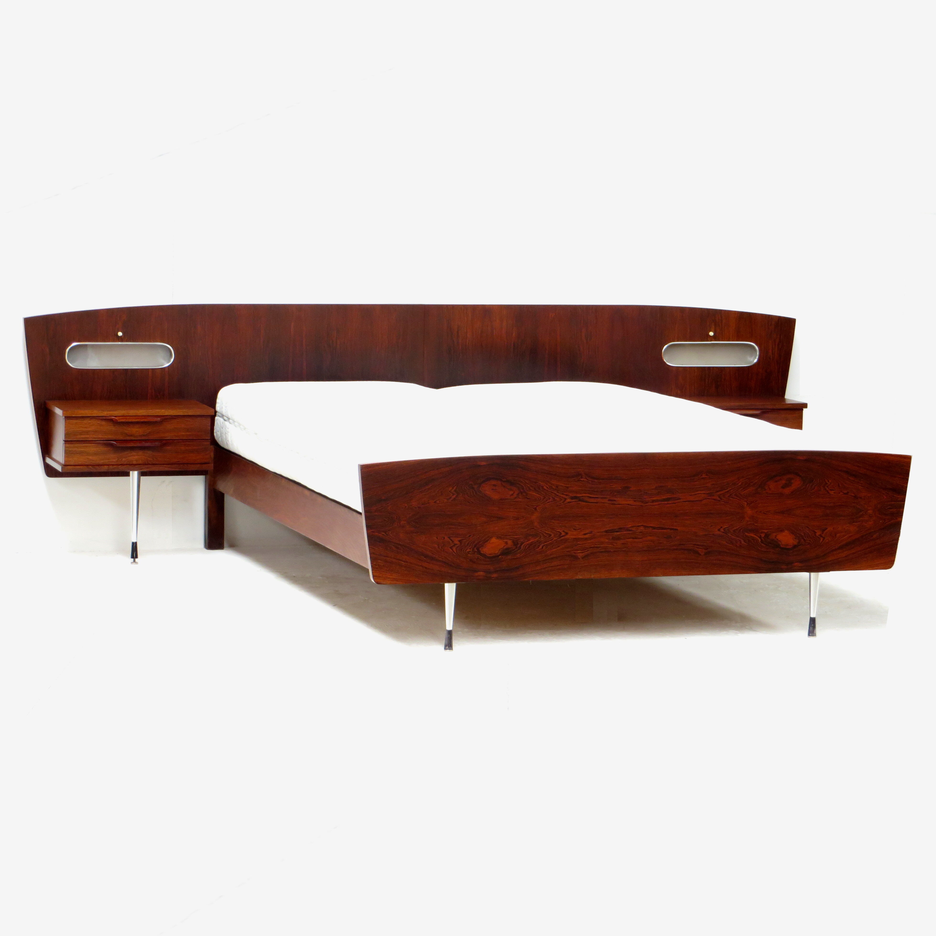 Lit double avec tables de chevet en palissandre de rio de haute qualité, années 1960