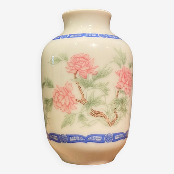 Vase miniature en porcelaine à décor floral, famille Rose