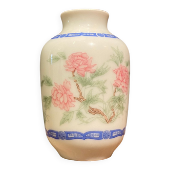Vase miniature en porcelaine à décor floral, famille Rose