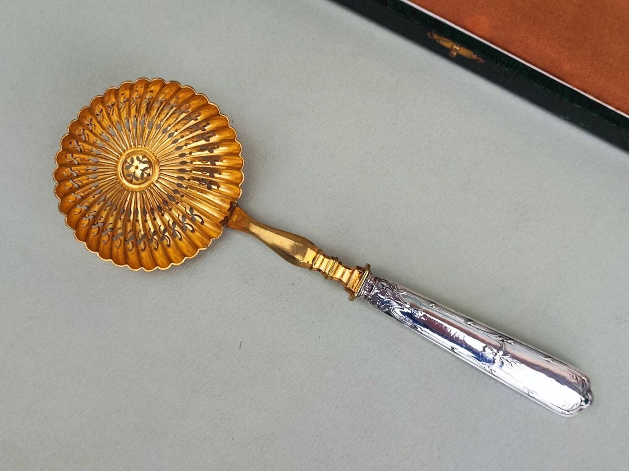 Cuillère à tamiser le sucre en argent et argent doré