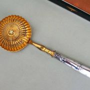 Cuillère à tamiser le sucre en argent et argent doré